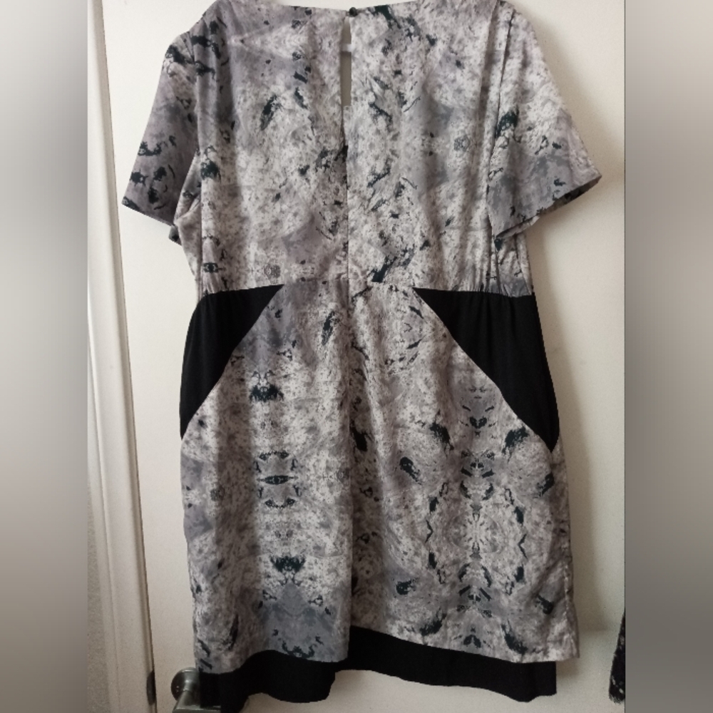 Carmakoma's Marble Print Shift Pocket Dress - Picture 4 of 6